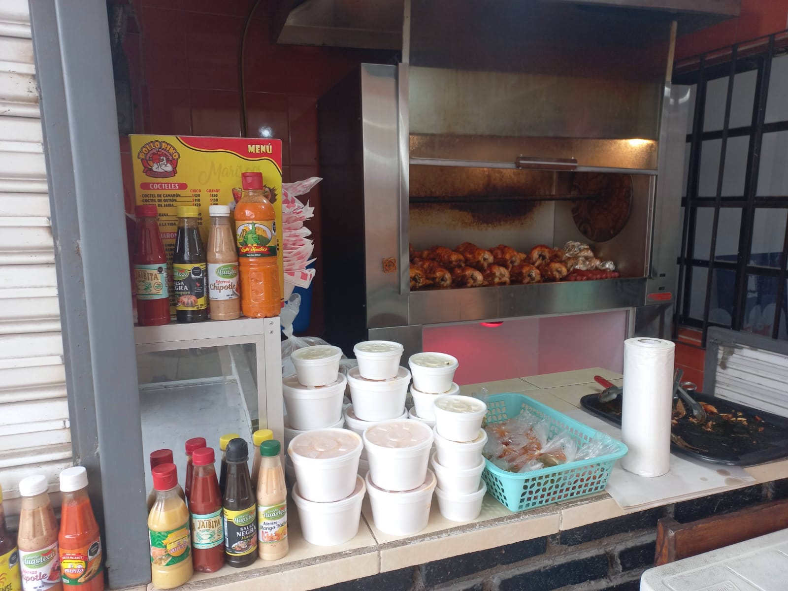 Mostrador y asador de Pollo Riko
